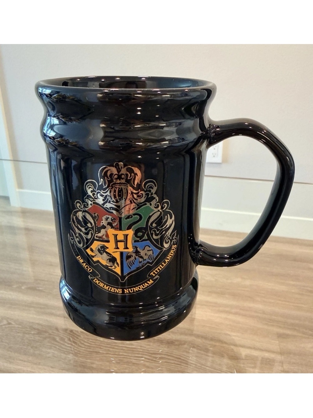 Universal Studios Wizarding World of Harry Potter Hogwarts Crest Black Stein Mug